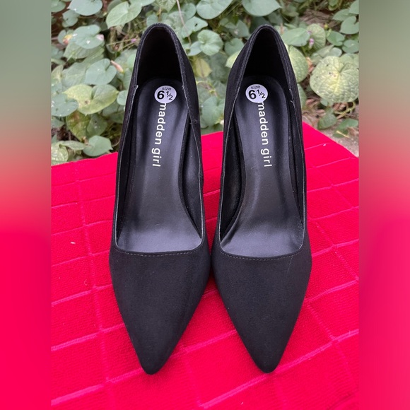 Madden Girl Symboll Block Heel Black Faux Suede Pumps Women’s Size 6.5 NWOB - Picture 2 of 6